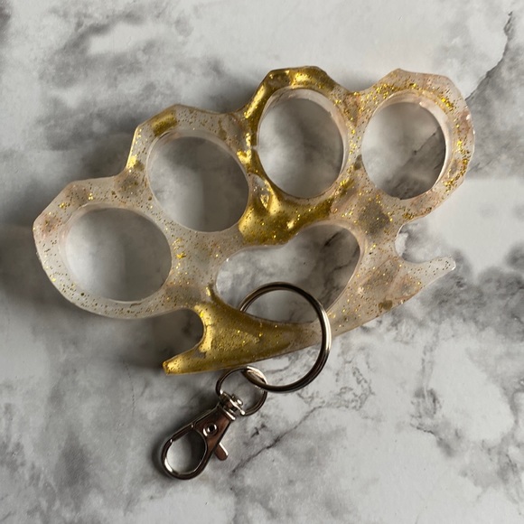 Gold knuckles keychain - Picture 1 of 5